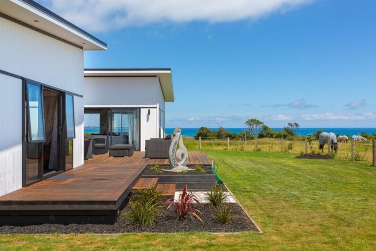 Photo of property in 71 Carrs Road, Urenui, 4377