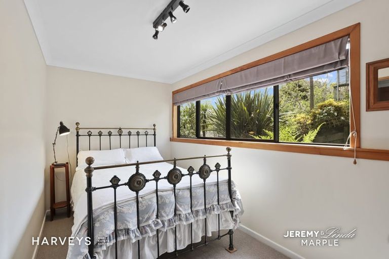 Photo of property in 17 West Lynn Road, Titirangi, Auckland, 0604