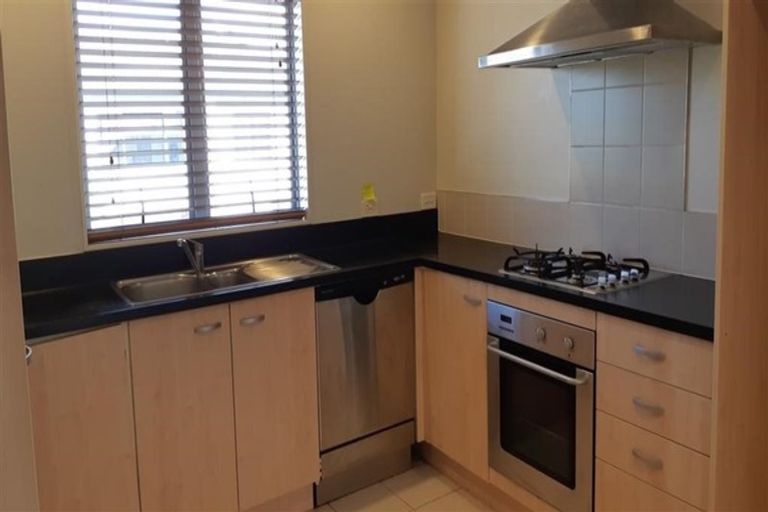 Photo of property in 10/22 Northcross Drive, Oteha, Auckland, 0632