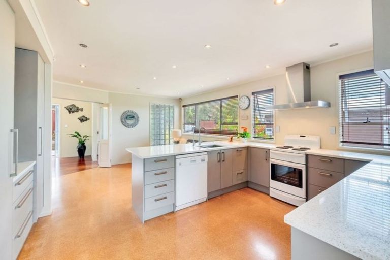 Photo of property in 6 Windsor Place, Windsor Park, Auckland, 0630