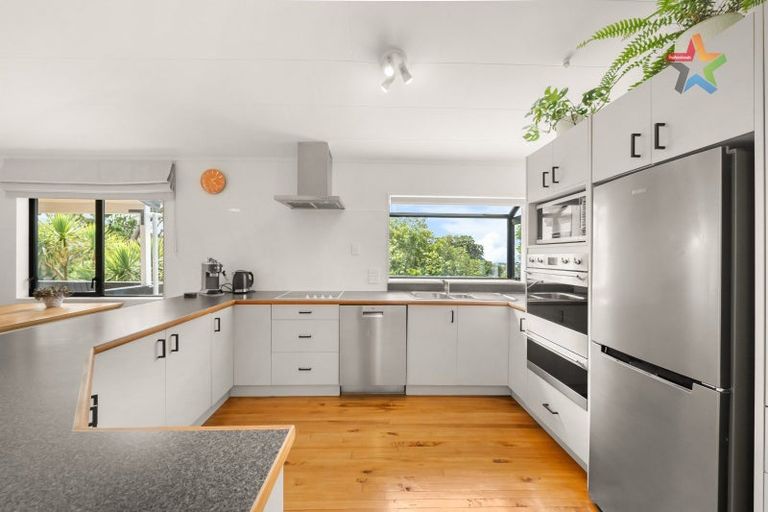 Photo of property in 18 Jasmine Grove, Maungaraki, Lower Hutt, 5010