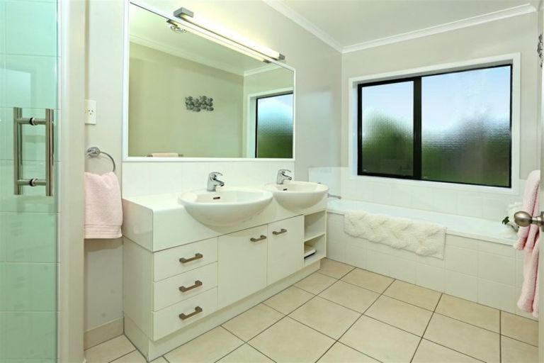 Photo of property in 17 Chelmsley Avenue, Henderson, Auckland, 0612