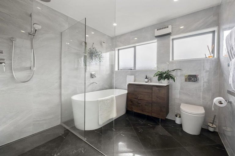 Photo of property in 20 Hocken Place, Mangere Bridge, Auckland, 2022