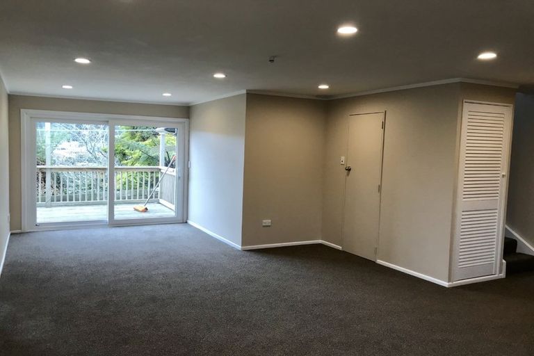 Photo of property in 6 Blandford Way, Newlands, Wellington, 6037