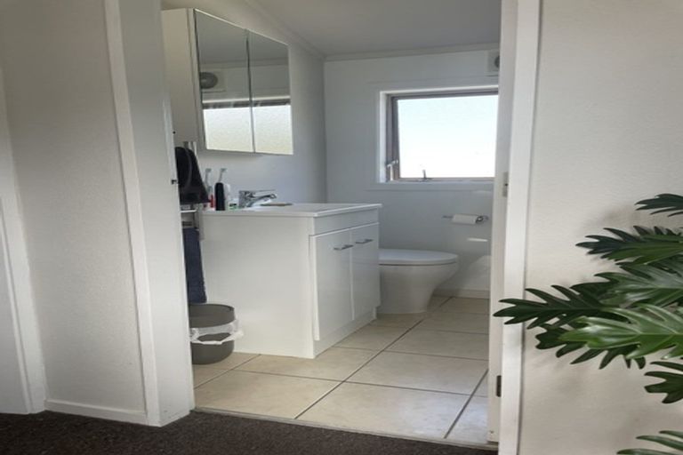 Photo of property in 1/133 Queens Drive, Lyall Bay, Wellington, 6022