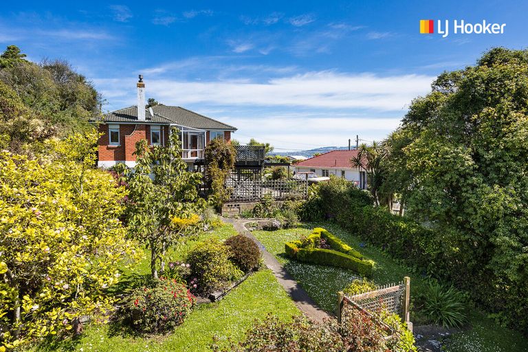 Photo of property in 1 Featherston Street, Macandrew Bay, Dunedin, 9014