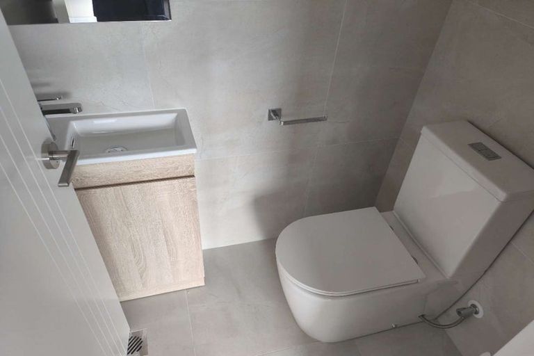 Photo of property in 8/107 Hobsonville Road, West Harbour, Auckland, 0618