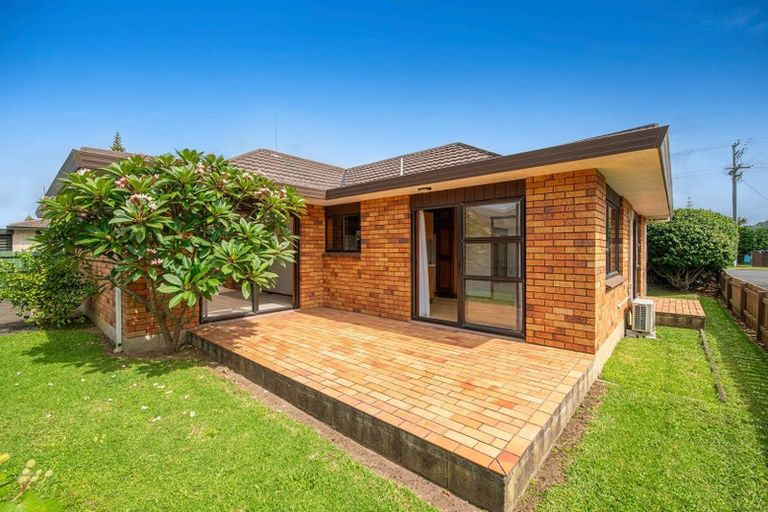 Photo of property in 1/131 Centreway Road, Orewa, 0931