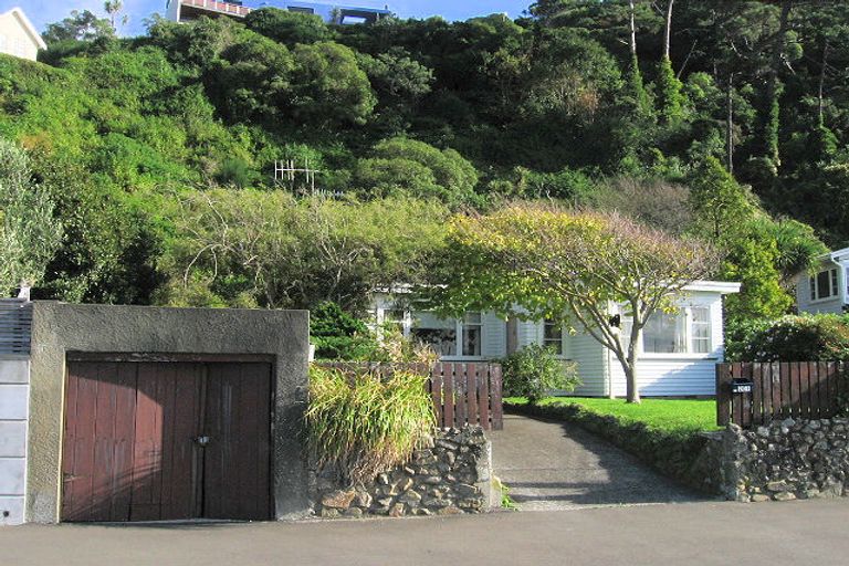 Photo of property in 261 Karaka Bay Road, Karaka Bays, Wellington, 6022