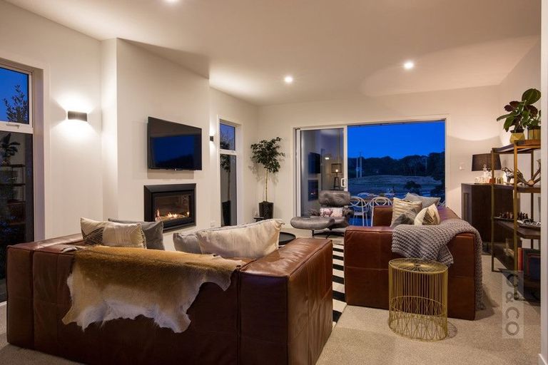 Photo of property in 10 Tauwaka Crescent, Riverhead, 0820