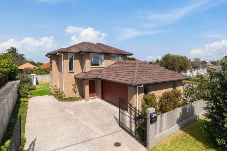 Photo of property in 25a Rewarewa Road, Te Atatu Peninsula, Auckland, 0610