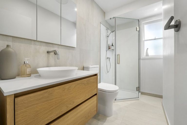 Photo of property in 1/33 Exmouth Road, Northcote, Auckland, 0627