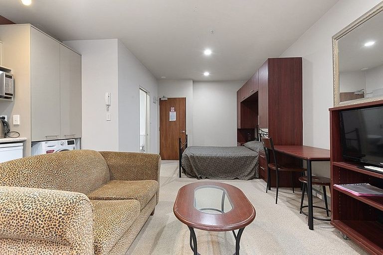 Photo of property in Atrium Apartments, 2h/154 The Terrace, Wellington Central, Wellington, 6011