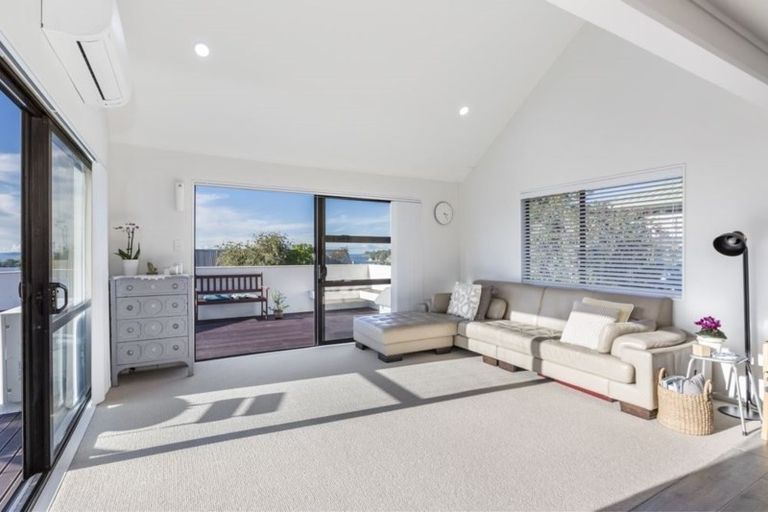 Photo of property in 52 Waiora Road, Stanmore Bay, Whangaparaoa, 0932