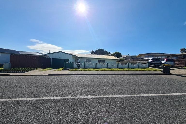 Photo of property in 48 Baylands Drive, Newlands, Wellington, 6037