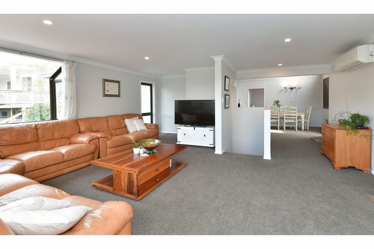 Photo of property in 11 Moffat Road, Red Beach, 0932