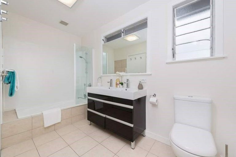 Photo of property in 112 Edmonton Road, Henderson, Auckland, 0612