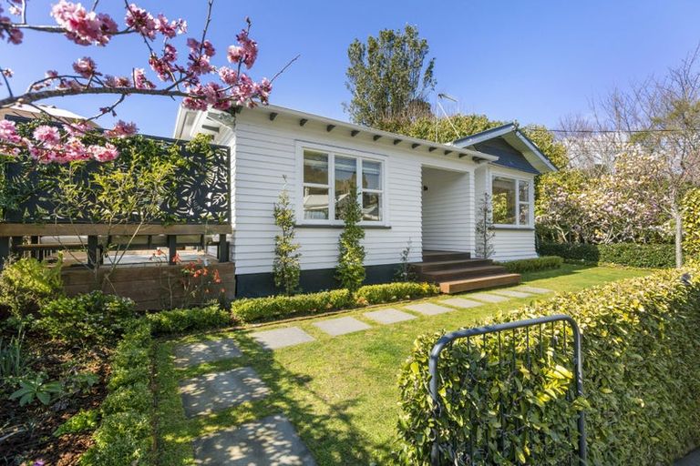 Photo of property in 15 Bracken Street, New Plymouth, 4310
