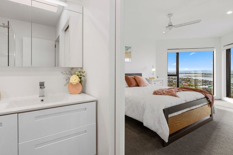 Photo of property in 2/60 Moncks Spur Road, Redcliffs, Christchurch, 8081