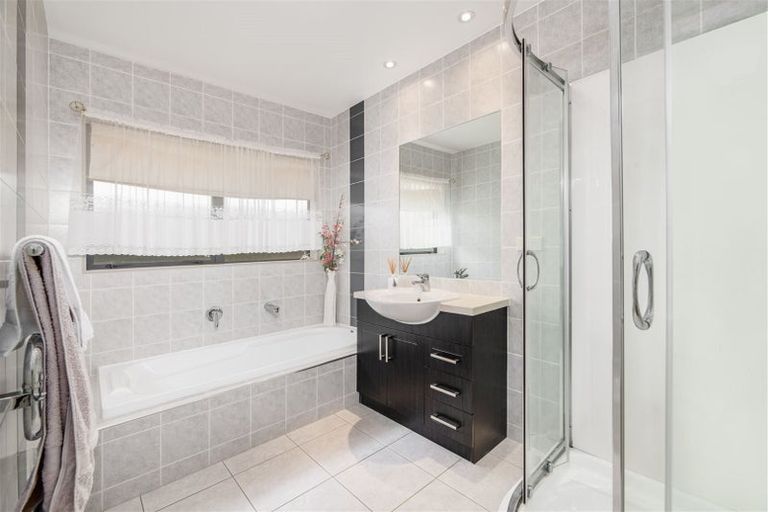 Photo of property in 6 Leafield Crescent, Henderson, Auckland, 0612