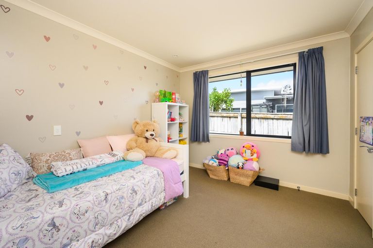 Photo of property in 19 Johnstone Drive, Fitzherbert, Palmerston North, 4410