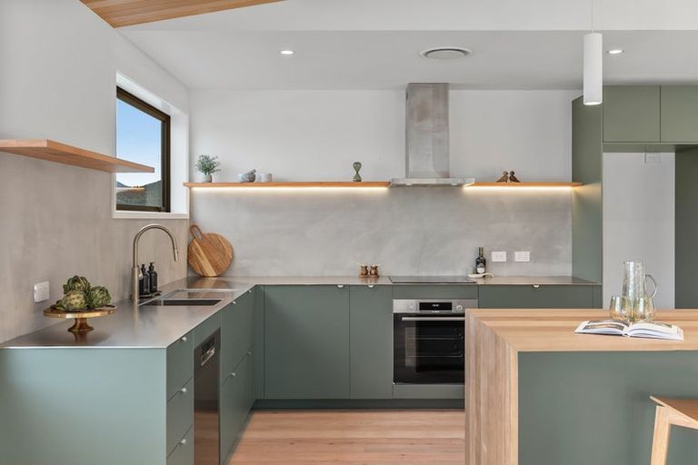 Photo of property in 33 Tomtit Crescent, Lake Hawea, 9382
