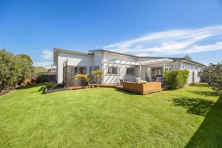 Photo of property in 8 Sir Lincoln Drive, Kumeu, 0810