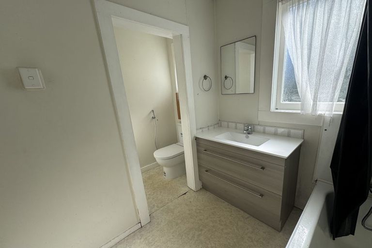 Photo of property in 19 Tirimoana Road, Te Atatu South, Auckland, 0602