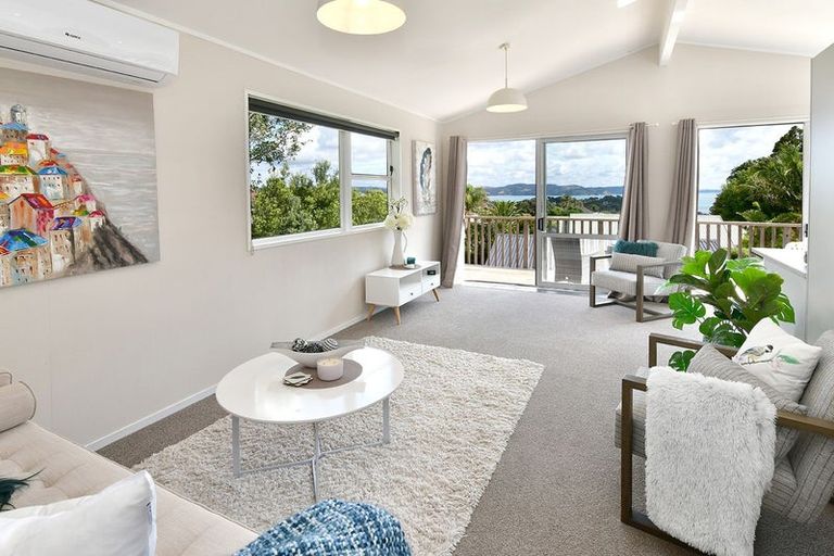 Photo of property in 214 Whangaparaoa Road, Red Beach, 0932