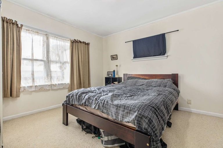 Photo of property in 1/10 Bishop Street, Green Bay, Auckland, 0604