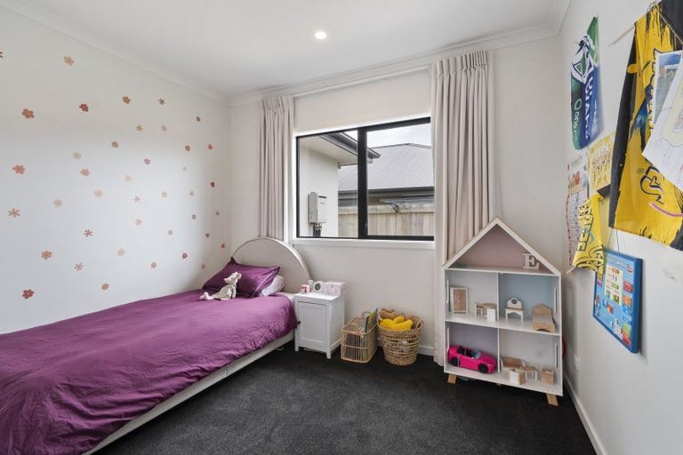 Photo of property in 18 Atlantic Drive, Fitzherbert, Palmerston North, 4410