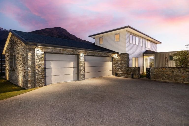 Photo of property in 9 Bridesdale Drive, Lake Hayes, Queenstown, 9304