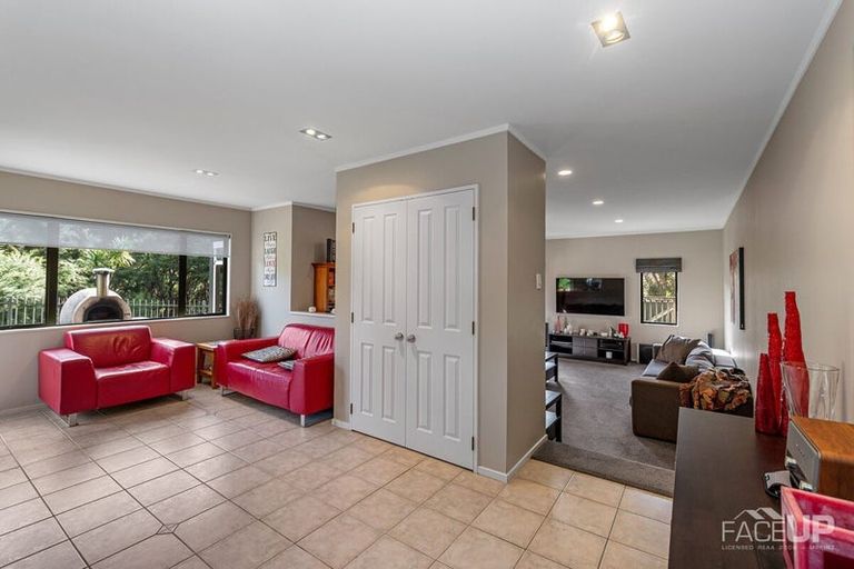 Photo of property in 18 Rosetti Rise, West Harbour, Auckland, 0618