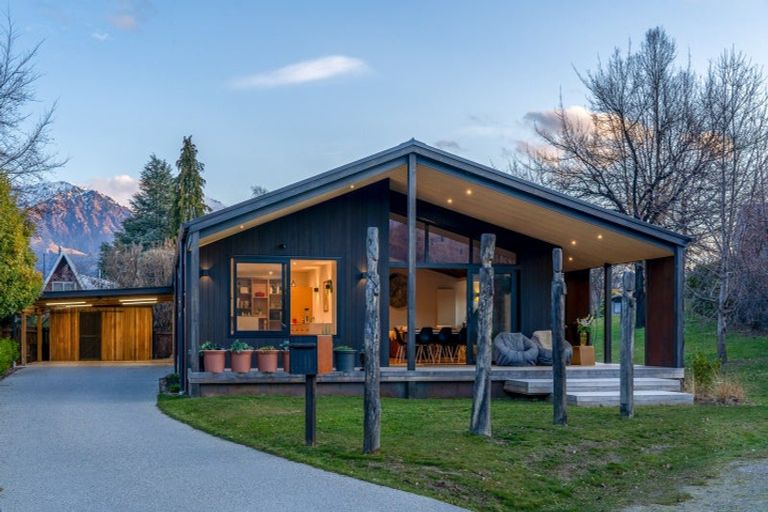 Photo of property in 10 Preston Drive, Arrowtown, 9302