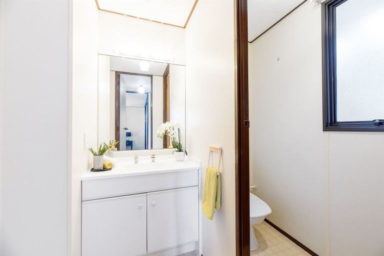 Photo of property in 72 Totaravale Drive, Totara Vale, Auckland, 0629