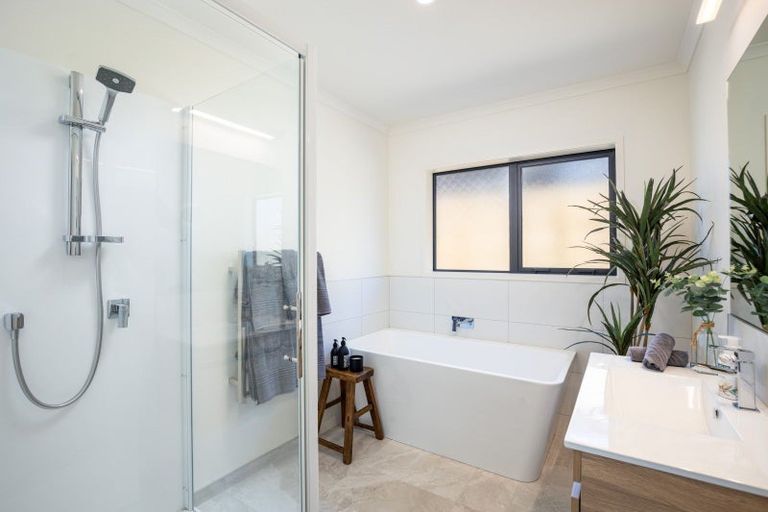 Photo of property in 8 Oakmont Crescent, Waiwhakaiho, New Plymouth, 4312