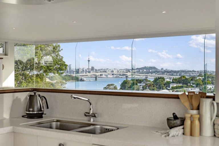 Photo of property in 30 Fairfax Avenue, Northcote, Auckland, 0627