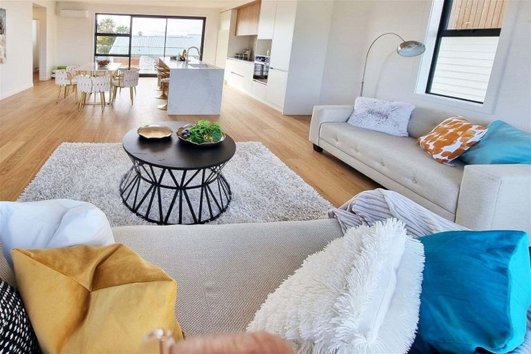 Photo of property in 952c East Coast Road, Northcross, Auckland, 0632