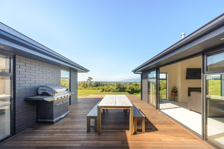 Photo of property in 48 Vaucluse Heights, Fitzherbert, Palmerston North, 4410