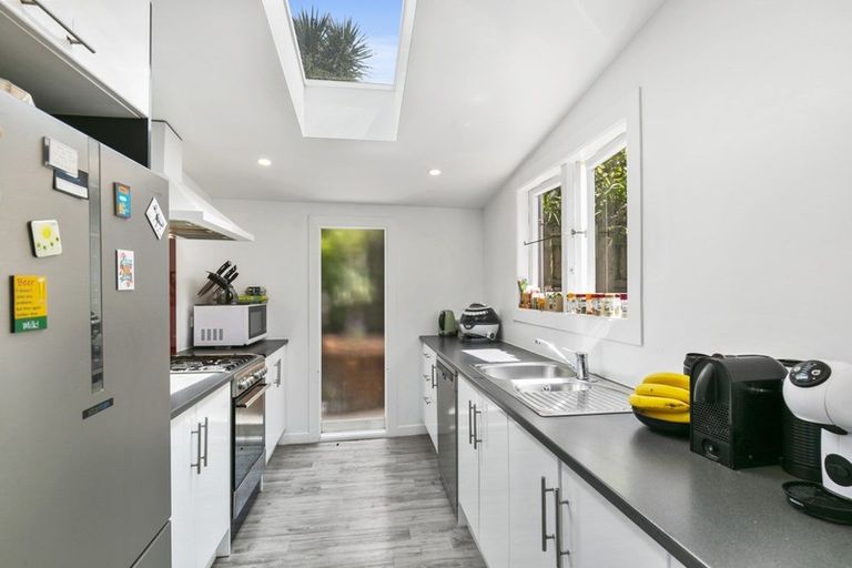 Photo of property in 112 Kelburn Parade, Kelburn, Wellington, 6012