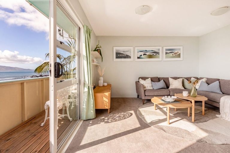 Photo of property in 2/418 Queens Drive, Lyall Bay, Wellington, 6022
