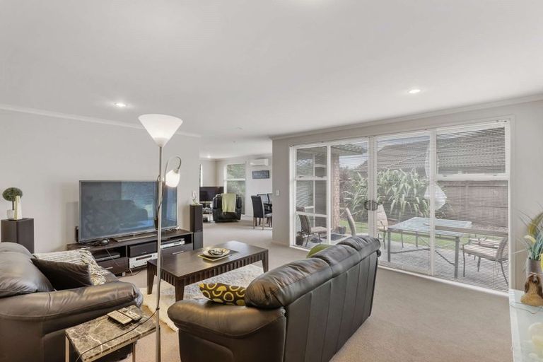 Photo of property in 15 Breaker Grove, Waiuku, 2123