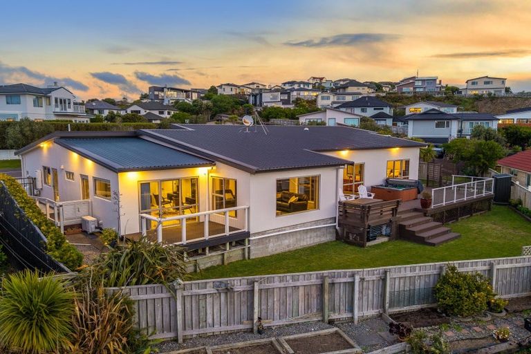 Photo of property in 1 Greenstone Place, Aotea, Porirua, 5024