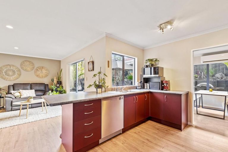 Photo of property in 13 Berkshire Terrace, Massey, Auckland, 0614