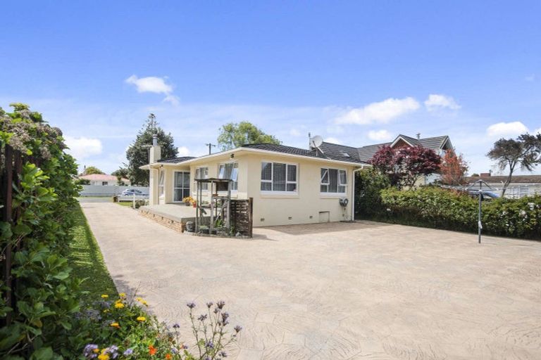 Photo of property in 20 Peachgrove Road, Te Atatu Peninsula, Auckland, 0610