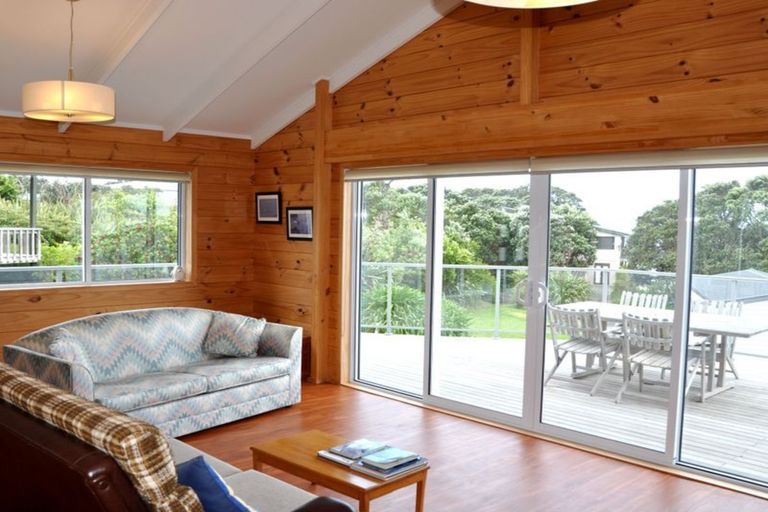 Photo of property in 10 Penguin Street, Leigh, 0985