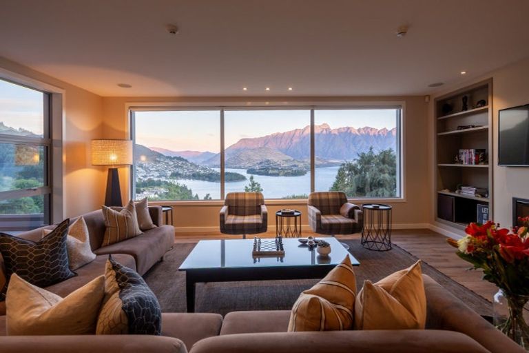 Photo of property in 6 Lordens Place, Fernhill, Queenstown, 9300