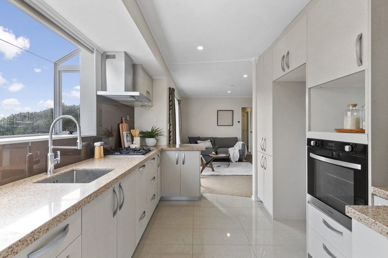Photo of property in 12 Evesham Place, Newlands, Wellington, 6037