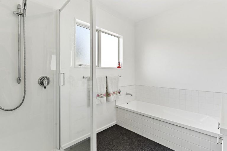 Photo of property in 2 Daffodil Grove, Carterton, 5713