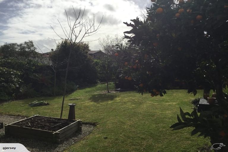 Photo of property in 10 Helga Crescent, Te Atatu Peninsula, Auckland, 0610